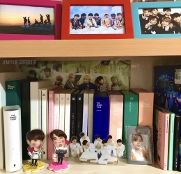 Koleksi merchandise idol milik Nessa, dari album, poster, majalah, hingga printilan lainnya | Foto milik pribadi