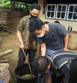 Proses pembuatan pupuk cair dari kotoran sapi (dokpri)