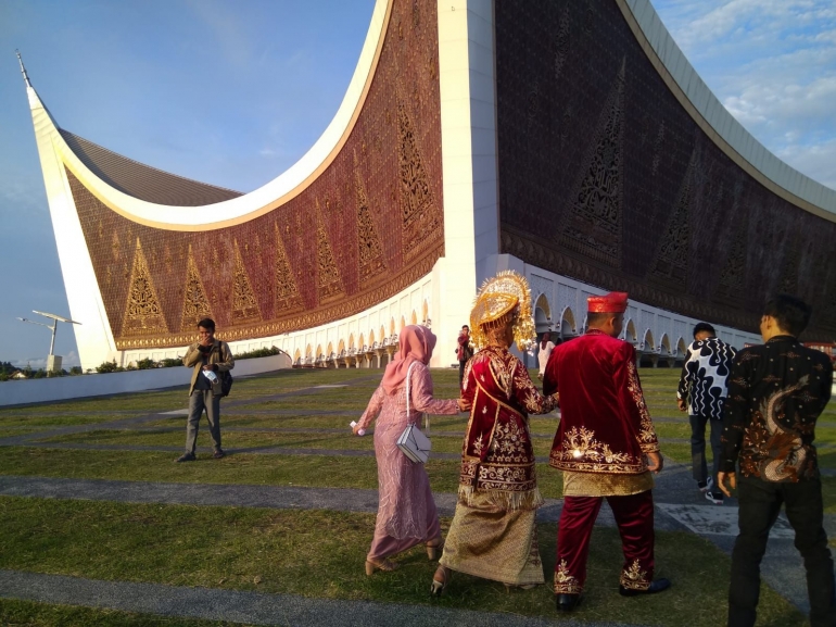 Pasangan yang sedang foto pra-wedding, Pemandangan  yang lumrah ditemukan disini-dokpri