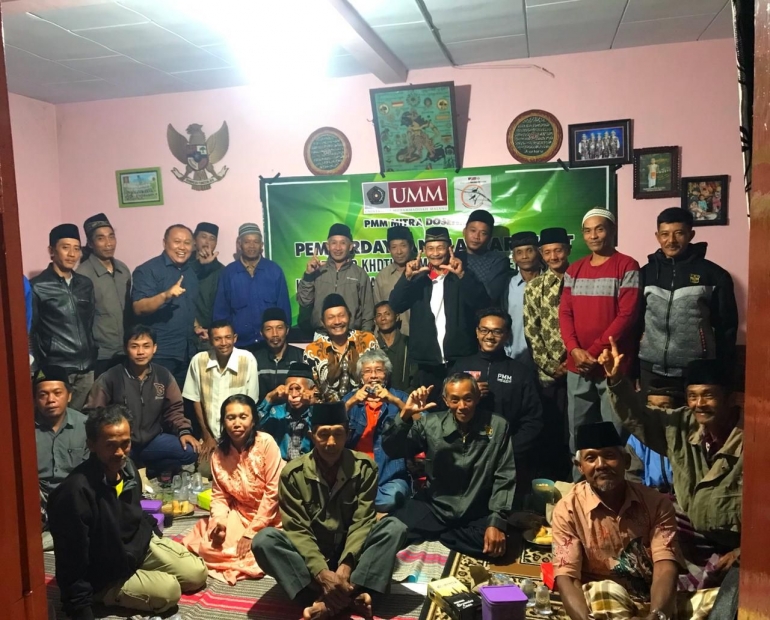 Dosen pembimbing dan Mahasiswa melalui program Pengabdian Pada Masyarakat Oleh Mahasiswa (PMM) Mitra Dosen dan seluruh anggota Kelompok Tani Hutan (Dokpri)