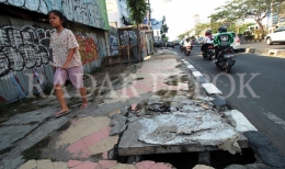 Foto 1, Jangankan dibangun panel untuk pedestrian yang tetap berfungsi bagi pejalan kaki, bahkan pedestrian nya pun, masih amburadul ..... |www.radardepok.com