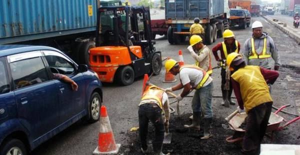 Foto 2, Pedestrian yang rusak, hanya dibatasi oeh cone2 berwarna oranye, dan membuarkan kendaraan bermotor sangat mepet dengan pekerja2. Sangat berbahaya, dan lingkungannya pun sangat berantakan .....|www.housingestate.id