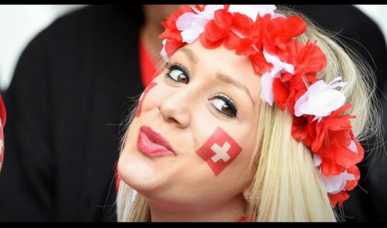 Gaya khas supporter Swiss. Sumber gambar ; AFP/Francois Lo Presti dalam bola.com