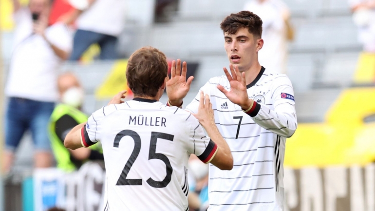 Pemain muda Jerman, Kai Havertz merayakan golnya bersama Thomas Muller (Foto Skysports)