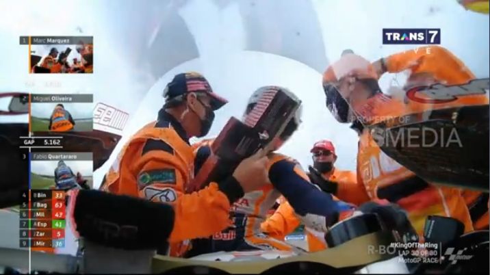 Momen Marc Marquez merayakan kemenangan di tepi lintasan. Sumber: Motogp/Transmedia/Trans7