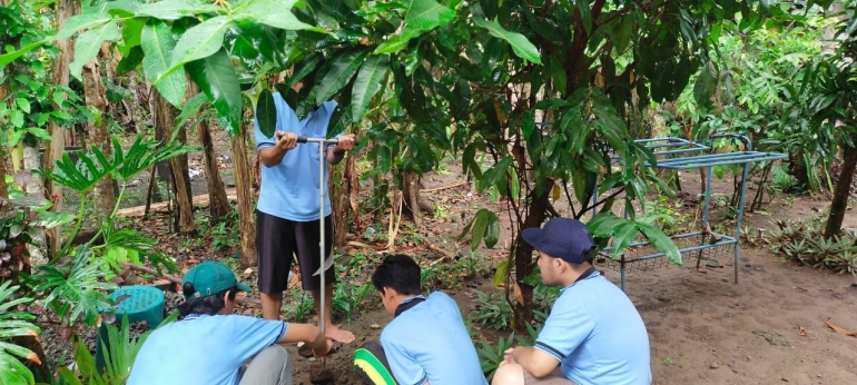Pemasangan pipa Biopori ke tanah yang telah dilubangi-dokpri