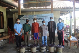 Foto bersama penyerahan komposter pupuk kepada kelompok tani Dusun Mondoluko (dokpri)