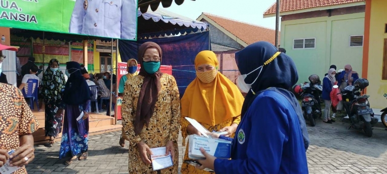 Proses Pembagian Masker Kepada Masyarakat Desa Gluranploso yang telah divaksin (Dokpri)