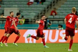para pemain Swiss merayakan gol kemenangan atas Turki. Sumber gambar bola.net