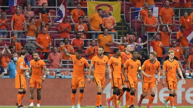 Pemain Belanda merayakan kemenagan atas Makedonia Utara 3-0 di partai terakhir grup C Euro 2020. Bola.com