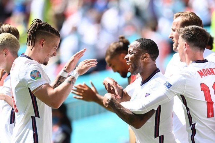 Para pemain timnas Inggris merayakan gol Raheem Sterling ke gawang Kroasia pada laga pembuka Grup D Euro 2020 di Stadion Wembley, London, Minggu (13/6/2021). (AFP/GLYN KIRK dipublikasikan kompas.com)