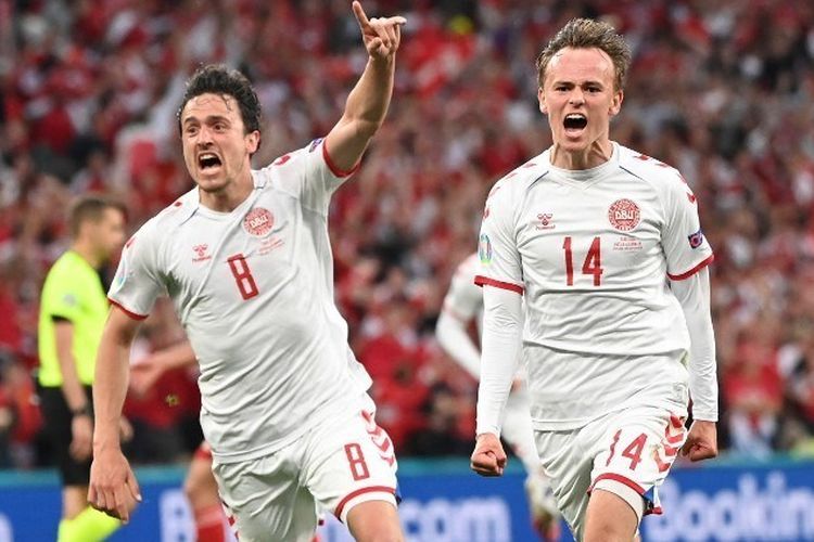 Penyerang Denmark, Mikkel Damsgaard (kanan), berselebrasi bersama rekannya setelah mencetak gol pada pertandingan Grup B Piala Eropa antara Rusia vs Denmark di Parken Stadium, Kopenhagen, Senin (21/6/2021) atau Selasa dini hari WIB.(JONATHAN NACKSTRAND/AFP)