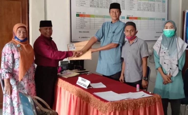 Amiruddin Tuanku Majolelo, Wartawan Bijak.Com ketika mendaftar sebagai calon Walinagari Batukalang. (foto dok amiruddin)