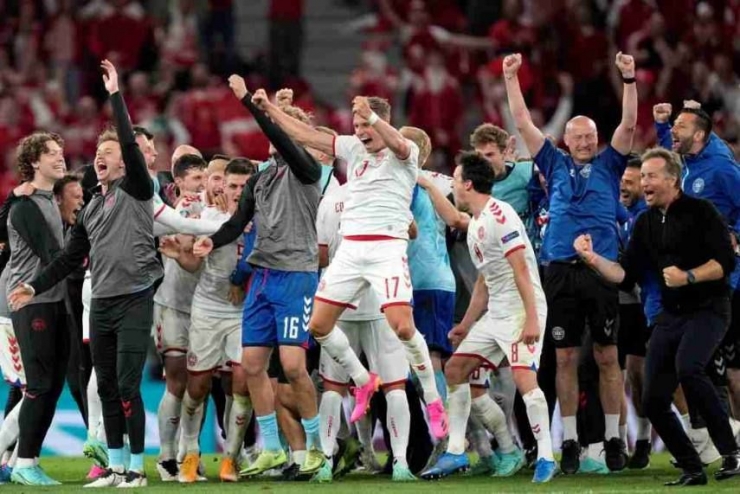 Denmark merayakan kemenangan atas Rusia. (via outlookindia.com)