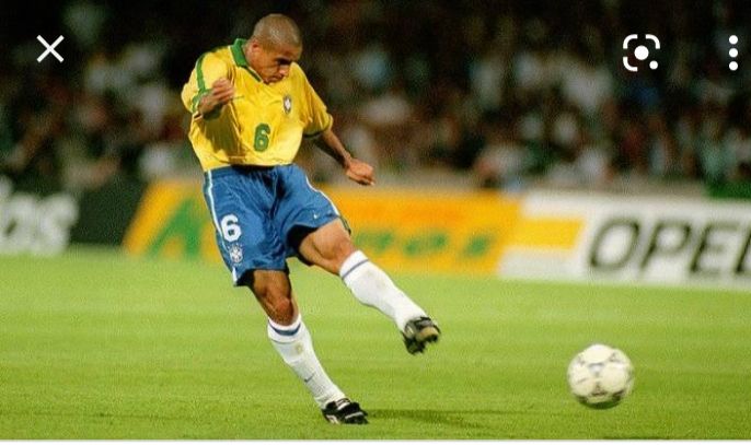 Roberto Carlos, Brasil. Sumber: Tribune Manado - Tribunnews.com