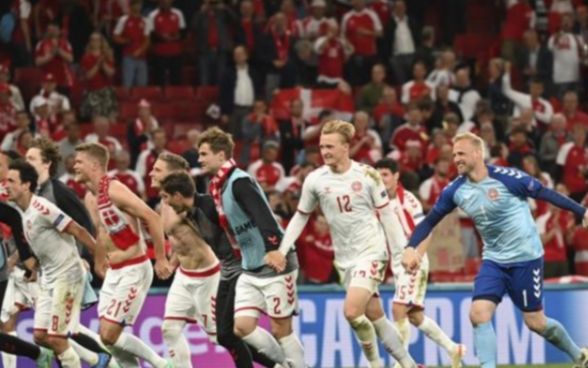 Pemain Timnas Denmark merayakan kemenangan atas Rusia. Doc Jonatan Nackstrand/AP