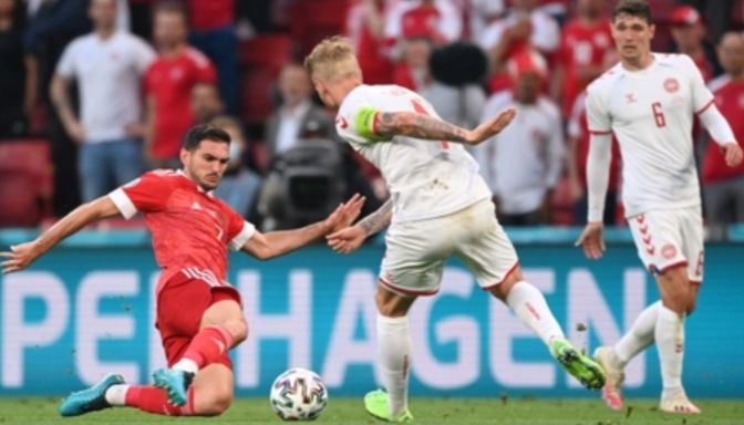 Duel sengit pemain Denmark dan Rusia. Doc REUTERS/Friedemann Vogel