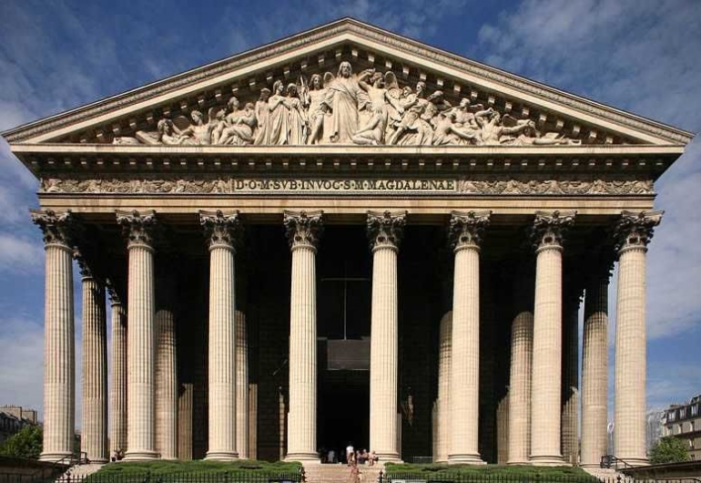 Bangunan La Madeleine di Paris (sumber: Ixrobba.wordpress.com)  