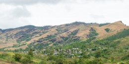 Pemandangan Pegunungan Desa Navala. Credit : tripzilla.id