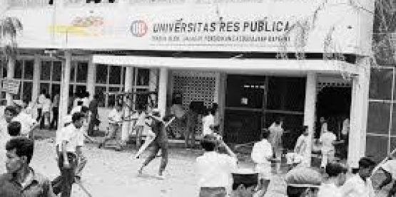 Penyerangan massa ke Universitas Res Publica (respublica.id)