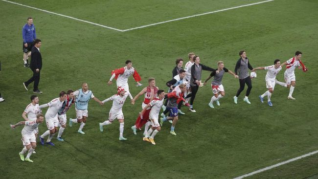 Kebahagiaan Denmark lolos ke babak 16 besar. ( AP/Hannah McKay) 