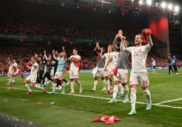 Selebrasi Tim Nasional Denmark setelah berhasil lolos ke babak 16 besar pada ajang Euro 2020. (Foto: Stuart FRANKLIN/AFP)