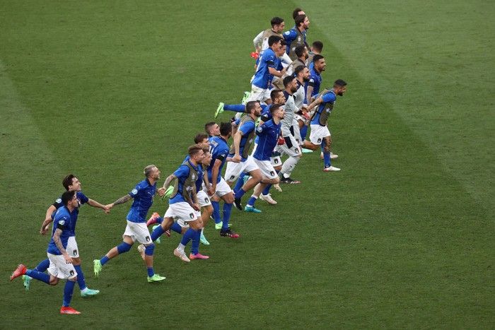 Timnas Italia merayakan kemenangan