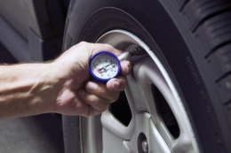 Ilustrasi jaga tekanan ban mobil Anda untuk menghemat bahan bakar | Foto diambil dari Kompas