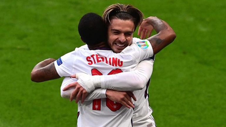 Pemain Inggris merayakan gol ke gawang Republik Ceko. (via marca.com)