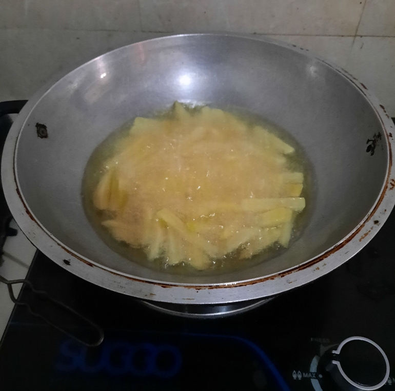 Ilustrasi gambar saat menggoreng kentang, dokpri Yuliyanti