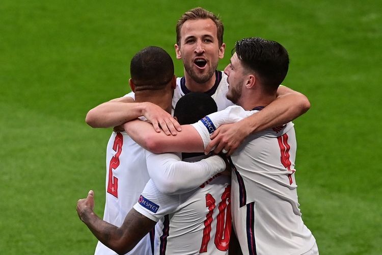 Selebrasi Raheem Sterling dan Harry Kane menyambut gol kemenangan Inggris atas Republik Ceko (Foto AFP/Neil Hall via Kompas.com)