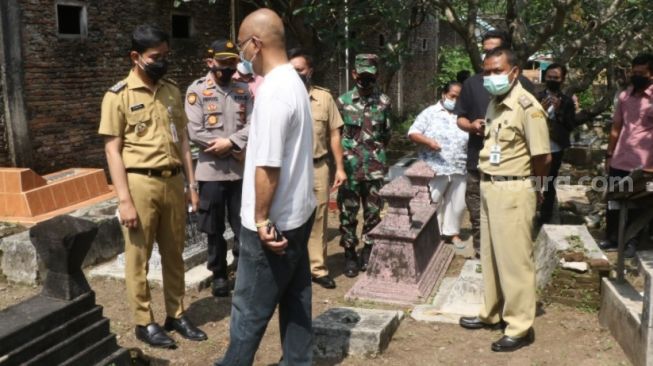 Wali Kota Solo Gibran Rakabuming sedang mengecek makam yang dirusak anak-anak (surakarta.suara.com)