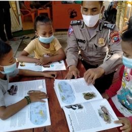 Pak Polisi sedang memandu anak-anak membaca (sumber:instagram dikyasasatlantaspolressergai)