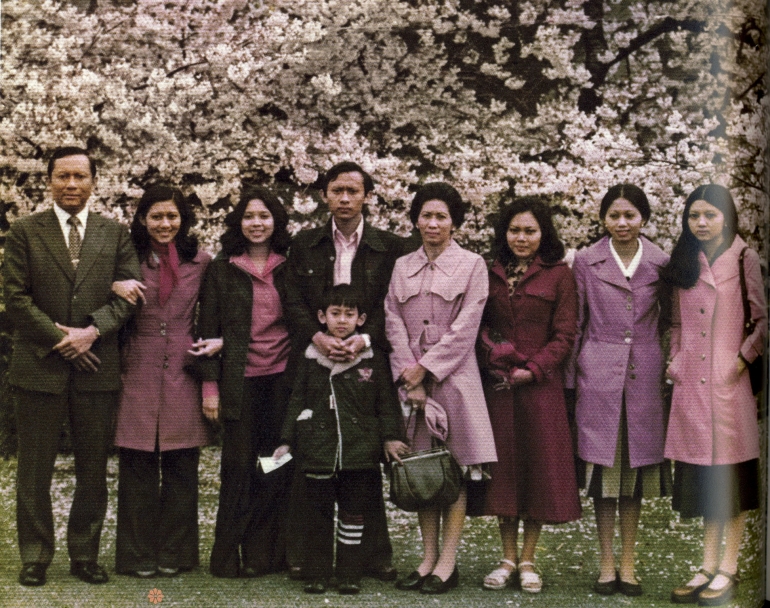  Bersama isteri dan ketujuh anaknya. Dokumentasi diambil saat menjadi Duta Besar RI untuk Korea Selatan (intisari.grid.id)