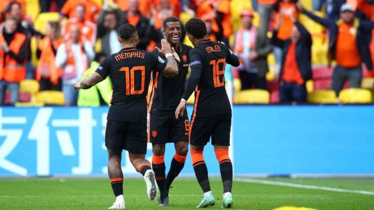 Pemain Belanda merayakan gol ke gawang Makedonia Utara. (via sportslumo.com)