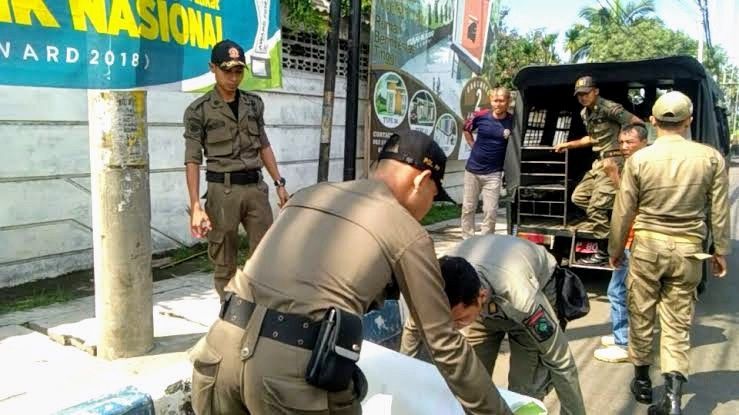 Satpol PP saat menggelar razia pedagang kaki lima