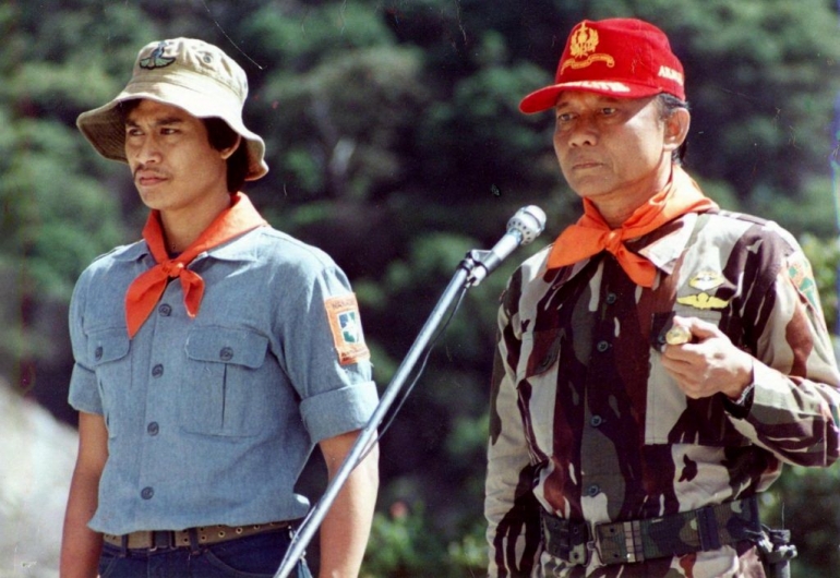 Sebagai pelindung Wanadri saat menjadi inspektur upacara pelantikan anggota baru di Situ Lembang Bandung, 1983 / gerakita.com