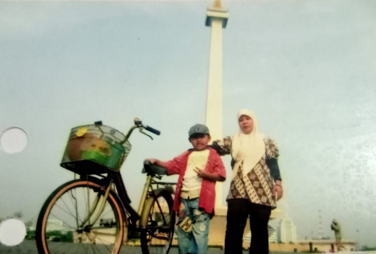 Saya saat mengajak keponakan bersepeda dari Tangerang ke Monas (dokpri)