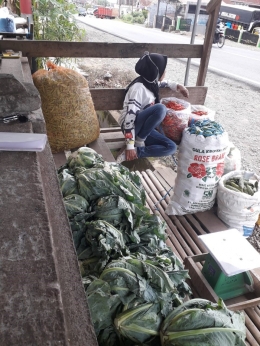 Potret ibu sayur (23/06/2021) sedang berjualan waktu pandemi (Dokpri)