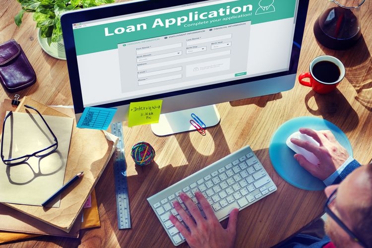 Ilustrasi mendaftar pinjaman online. Sumber: Shutterstock via Kompas.com
