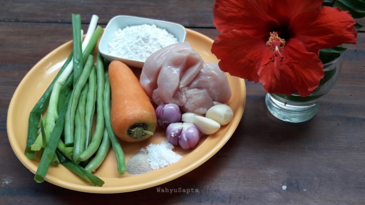 Persiapkan terlebih dahulu bahan dan bumbu untuk membuat bakso sayur, ya. | Foto: Wahyu Sapta.
