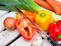 Ilustrasi Memotong Sayur-sayuran | Sumber: pixabay via sumut.indozone.id