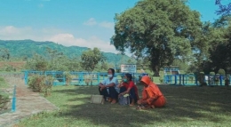 Gambar - Wisatawan asal Yogyakarta yang berkunjung ke bendungan di Desa Mejagong / dokpri
