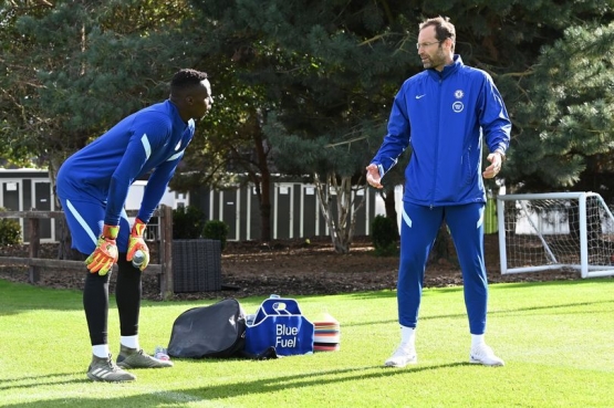 Ilustrasi Pelatih Kiper - Sumber: Petr Cech working with new goalkeeper Edouard Mendy (Photo by Darren Walsh/Chelsea FC via Getty Images