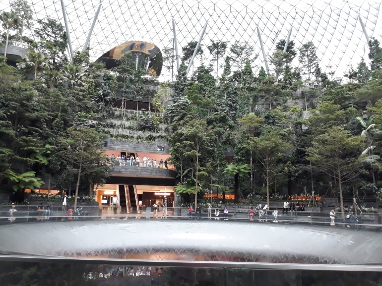 Suasana pagi di jewel changi (air terjun)