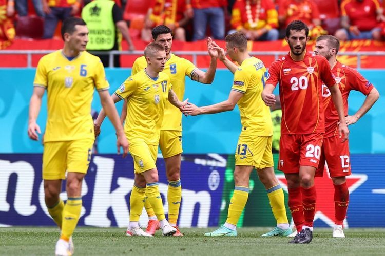 Roman Yaremchuk (tengah, nomor 9) merayakan gol bersama rekan setimnya dalam pertandingan Grup C Euro 2020 Ukraina vs Makedonia Utara di National Arena, Kamis (17/6/2021) malam WIB. (AFP/MARKO DJURICA dipublikasikan kompas.com)
