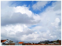Awan putih dan hitam berkumpul di langit biru (foto: dok. pribadi)