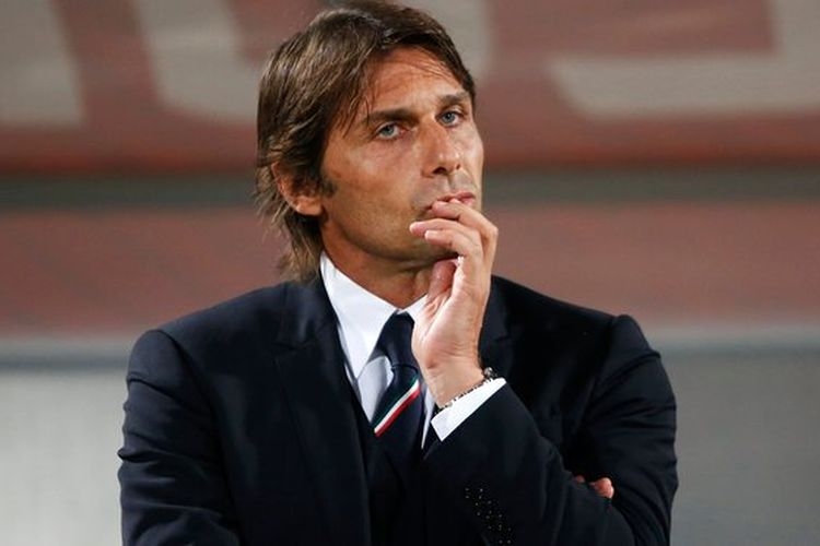 Antonio Conte, manager yang sering menerapkan skema memainkan 3 bek| Sumber: AFP via Kompas.com