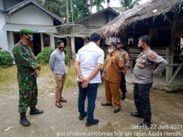 Diskusi aparat TNI, Polri dan Walinagari Aie Tajun soal rencana program kampung bebas narkoba. (foto dok facebook kodim pariaman)