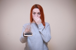 Rambut rontok berlebihan butuh perawatan yang tepat. (Pixabay.com)